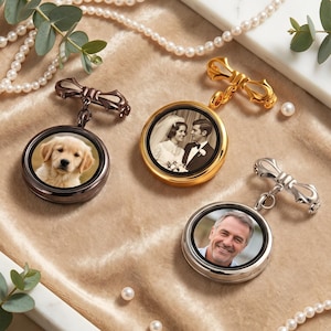 Puede incluir: Tres broches metálicos circulares con partes superiores en forma de lazo, cada uno con una fotografía diferente: un cachorro de golden retriever, una pareja de novios y un hombre sonriente. Acabados en metal oscuro, oro y plata.
