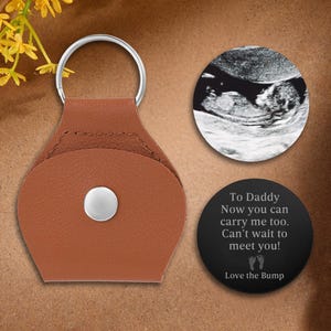 Portachiavi in pelle personalizzato con disco fotografico, gettone commemorativo tascabile Hug, regalo fotografico personalizzato per lui, regalo per neo-papà, in amorevole ricordo