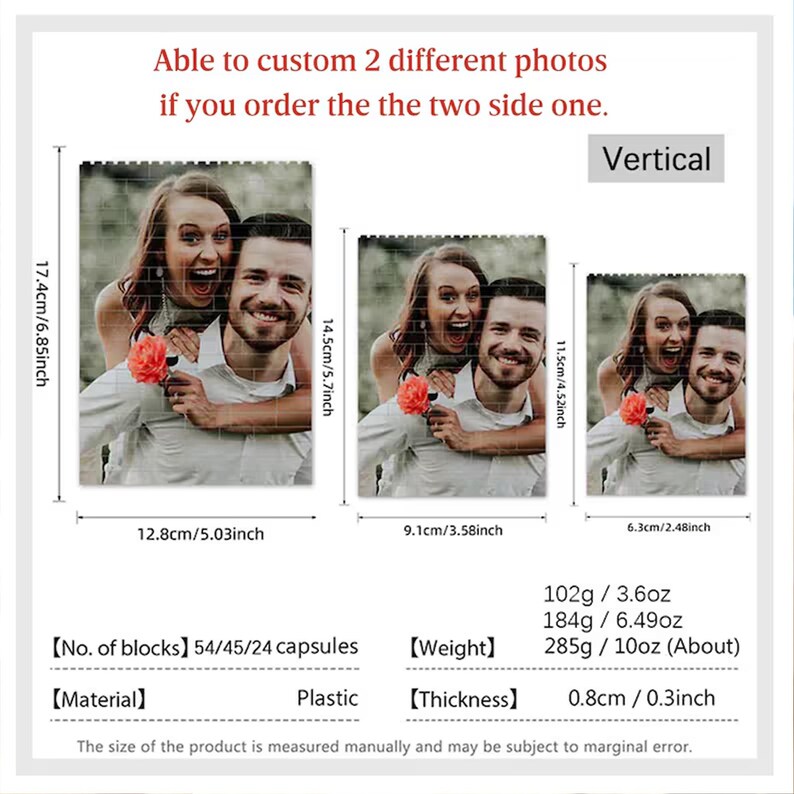Puede incluir: Opciones de visualizaci&oacute;n de fotos verticales con dimensiones de 6,3 cm x 2,48 pulgadas, 9,1 cm x 3,58 pulgadas y 12,8 cm x 5,03 pulgadas. Cada pantalla presenta una pareja sosteniendo una flor. El texto dice "Able to custom 2 different photos if you order the the two side one."