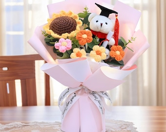 Ramo de graduación de crochet hecho a mano con osito de peluche y girasoles de punto, flores eternas, regalo de flores de graduación para graduados.