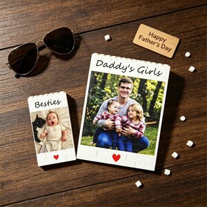 Puede incluir: Un juego de regalo para el D&iacute;a del Padre con un rompecabezas fotogr&aacute;fico con el texto "Daddy's Girls", un rompecabezas m&aacute;s peque&ntilde;o con el texto "Besties" y un letrero de madera que dice "Happy Father's Day". Incluye gafas de sol.