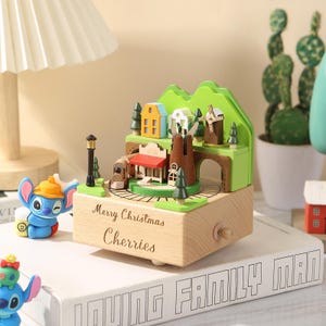 Caja de música personalizada para niños, caja de música con nombre grabado, caja de música para baby shower, cajas de música de madera con forma de tren, regalos para primer cumpleaños y baby shower.