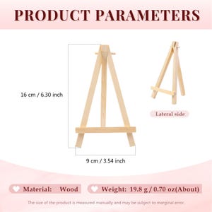 Puede incluir: Dos peque&ntilde;os caballetes de madera natural. Uno se muestra de frente, el otro de lado. El caballete frontal mide 16 cm de alto y 9 cm de ancho. El material es madera y el peso es de unos 19,8 g. El texto en la parte superior dice "PRODUCT PARAMETERS."