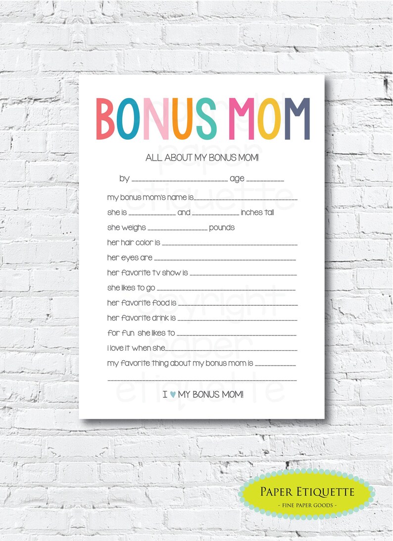 Puede incluir: Una hoja de trabajo imprimible con el t&iacute;tulo "Bonus Mom" y un cuestionario para completar sobre una madre de bonificaci&oacute;n. La hoja de trabajo tiene un dise&ntilde;o colorido con colores rosa, naranja, amarillo, azul y verde.