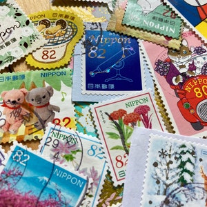 Más de 50 sellos postales japoneses de diferentes épocas y estilos. Coloridos, detallados y hermosos. Surtido de sellos postales usados y cancelados.