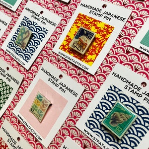 Japanse postzegelspeld - mooi, handgemaakt, uniek - gestempelde postzegels - broche, épingle - kleurrijk en gedetailleerd souvenir van Japan