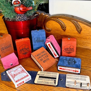 Gepersonaliseerd cribbagebord voor reizen • Aangepaste leren cribbageset met kaarten en metalen pinnen • Gegraveerd minigamecadeau voor hem/vader