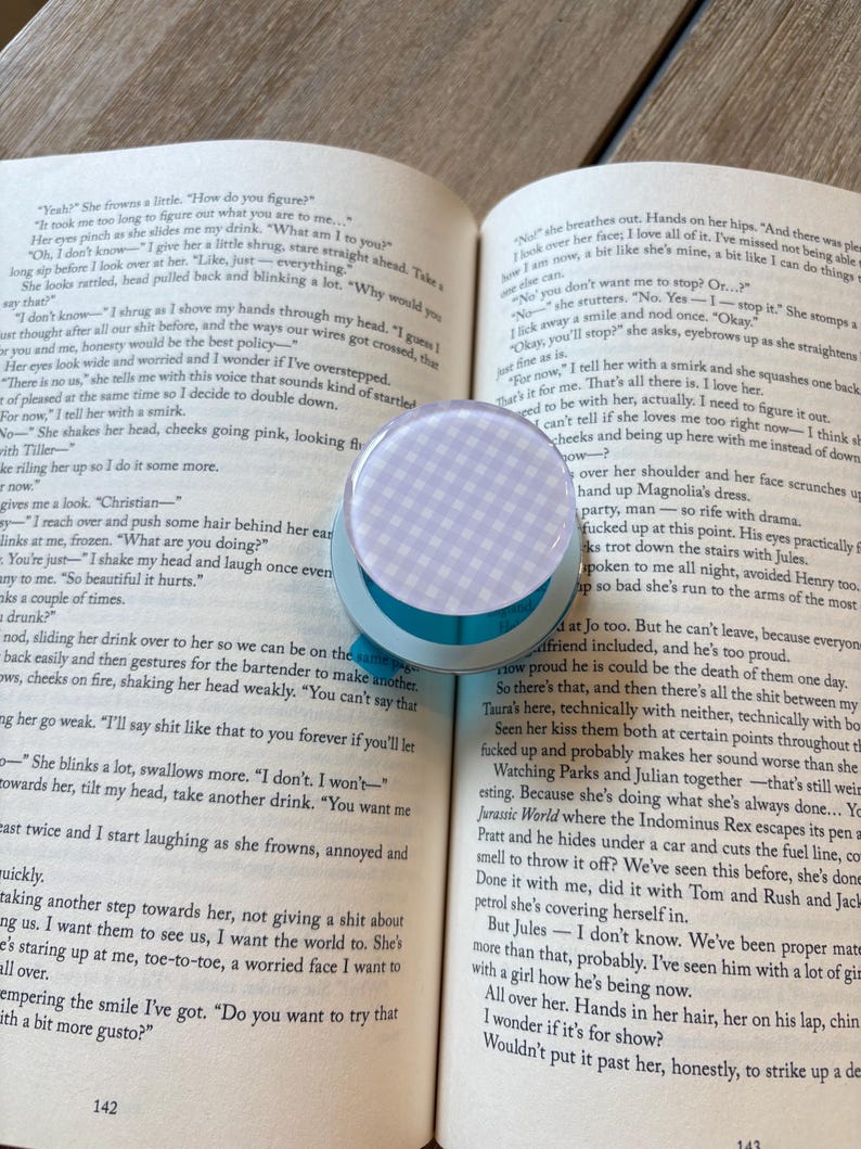 Gingham kindle grips/ blue, pink, green and purple phone grip/ MagSafe grip/ magnetic phone grip/ Gingham print grip / kindle accessories Bild 16