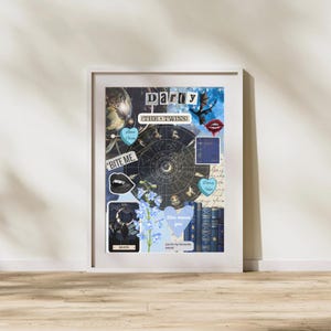 Op de afbeelding: Een ingelijste collage met een witte rand. Het kunstwerk heeft een hemels thema met een dierenriemwiel, blauwe accenten en verschillende tekstelementen, waaronder "Party", "Bite Me" en "Blue means you".