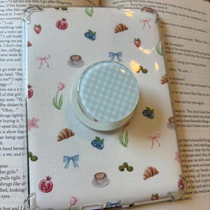 Gingham kindle grips/ blue, pink, green and purple phone grip/ MagSafe grip/ magnetic phone grip/ Gingham print grip / kindle accessories Bild 14