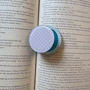 Gingham kindle grips/ blue, pink, green and purple phone grip/ MagSafe grip/ magnetic phone grip/ Gingham print grip / kindle accessories Bild 15