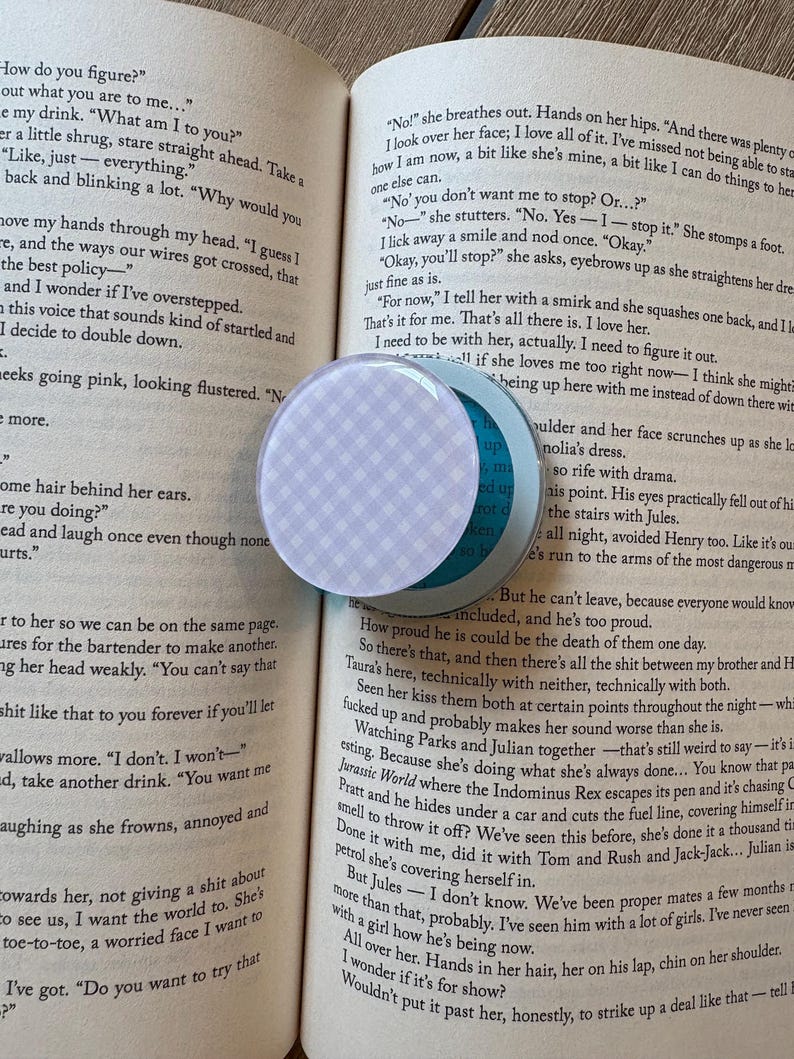 Gingham kindle grips/ blue, pink, green and purple phone grip/ MagSafe grip/ magnetic phone grip/ Gingham print grip / kindle accessories Bild 15