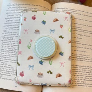 Gingham kindle grips/ blue, pink, green and purple phone grip/ MagSafe grip/ magnetic phone grip/ Gingham print grip / kindle accessories Bild 3