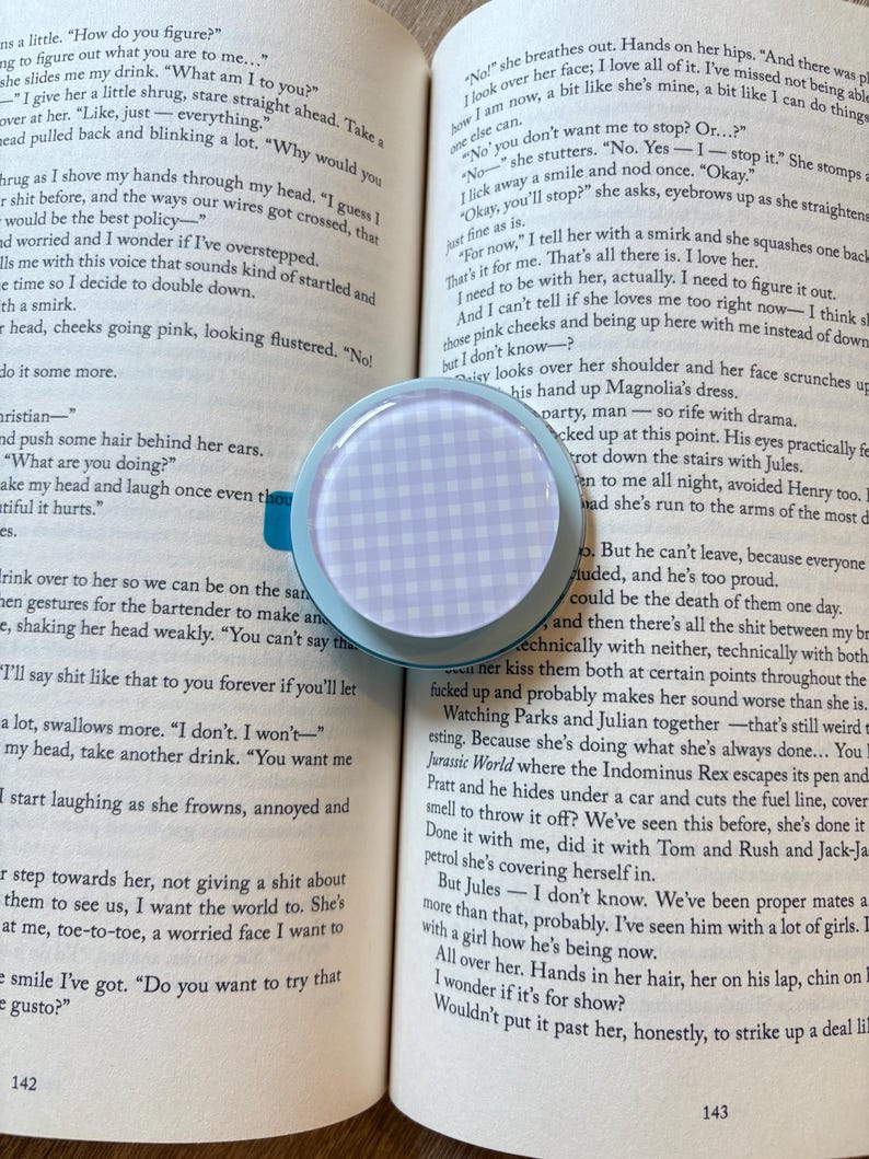 Gingham kindle grips/ blue, pink, green and purple phone grip/ MagSafe grip/ magnetic phone grip/ Gingham print grip / kindle accessories Bild 4