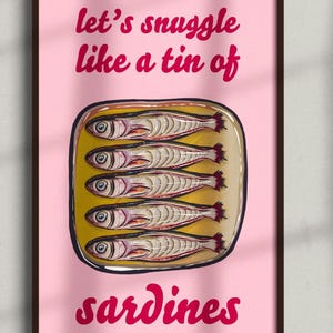 Könnte beinhalten: Rosafarbener Poster mit dem Text "let's snuggle like a tin of sardines" in rosa. Das Poster zeigt eine Illustration einer Sardinenbüchse mit fünf Sardinen darin.