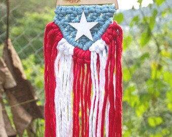 Puerto Rican flag in macrame – Handmade boho wall hanging – Handmade cultural gift – Puerto Rican pride | with a coqui frog