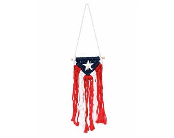 Bandera puertorriqueña en macramé – Colgante de pared boho artesanal – Regalo cultural hecho a mano – Orgullo boricua|