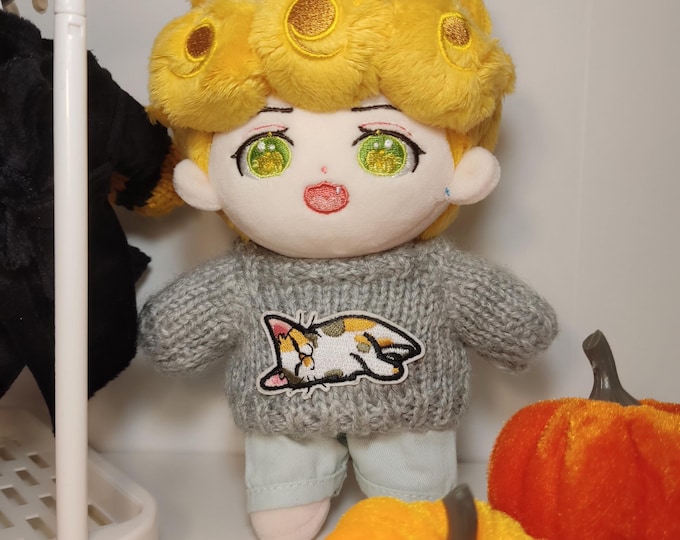 Handmade Cozy Gray Knit Sweater with Adorable Cat Patch for 20cm Plush Dolls Purrfect Style Design Knitted Cozy Outfit Clothing Plushie Doll