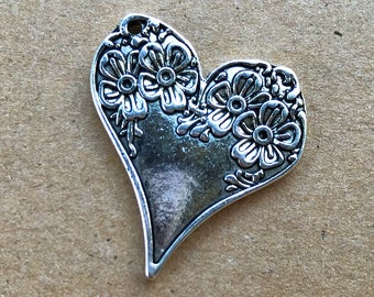 Spoon Heart Charm, Floral Heart Charm, Silver Heart Pendant, Small Heart Pendant, Vintage Heart Design, Pkg of 6 Antique Silver Hearts