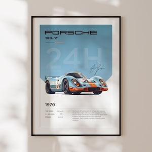 K&ouml;nnte beinhalten: Ein blauer und orangefarbener Porsche 917 Rennwagen mit dem Text "PORSCHE 917 24H" und "1970" auf blauem Hintergrund. Das Auto hat eine H&ouml;chstgeschwindigkeit von 120 km/h, eine Zeit von 0 auf 100 km/h von 2,8 Sekunden und 600 PS.