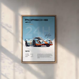 K&ouml;nnte beinhalten: Ein Vintage-Poster mit einem blauen und orangefarbenen Porsche 917 Rennwagen mit dem Text "Porsche 917 24H Le Mans 1970" und technischen Daten des Fahrzeugs.