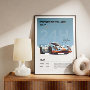 K&ouml;nnte beinhalten: Ein Vintage-Poster mit einem blauen und orangefarbenen Porsche 917 Rennwagen mit dem Text "Porsche 917 24H 1970" und Details zur H&ouml;chstgeschwindigkeit, zum Motor und zur Leistung des Fahrzeugs.