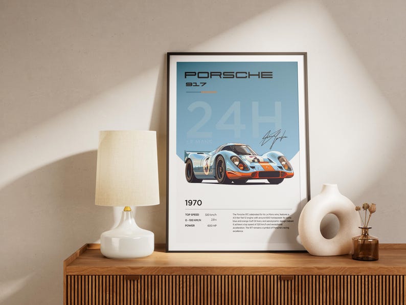 K&ouml;nnte beinhalten: Ein Vintage-Poster mit einem blauen und orangefarbenen Porsche 917 Rennwagen mit dem Text "Porsche 917 24H 1970" und Details zur H&ouml;chstgeschwindigkeit, zum Motor und zur Leistung des Fahrzeugs.