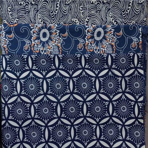 Könnte beinhalten: Drei Stoffmuster mit verschiedenen blauen und weißen Mustern. Das obere Muster hat ein Wellenmuster, das mittlere Muster hat ein Blumenmuster und das untere Muster hat ein geometrisches Muster.