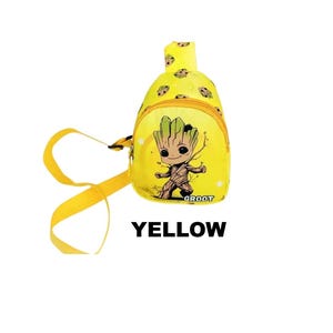 Könnte beinhalten: Ein gelber Mini-Rucksack mit einem Cartoon-Bild von Groot aus Guardians of the Galaxy. Der Rucksack hat einen gelben verstellbaren Gurt und der Text "GROOT" ist auf der Vorderseite aufgedruckt.