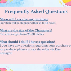 K&ouml;nnte beinhalten: Eine rosa rechteckige Grafik mit dem Text "Frequently Asked Questions" in Blau. Der Text enth&auml;lt Fragen zu Versandzeiten und Zeichengr&ouml;&szlig;en, die zwischen 71 und 76 cm liegen. Kontaktieren Sie den Verk&auml;ufer &uuml;ber Etsy-Nachrichten.