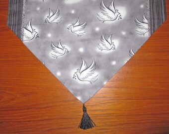 Dove of Peace Design Holiday Table Runner Bufanda Gris