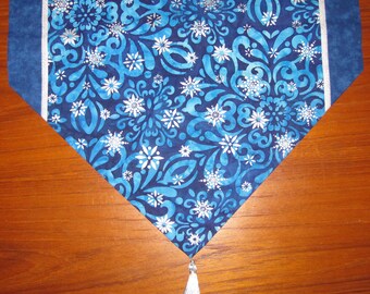 Hanukkah o Christmas Snowflake Batik Look Design Holiday Table Runner Scarf dos tamaños 71 y 42 pulgadas