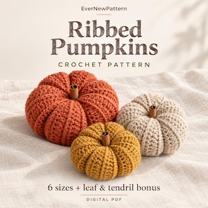 以下が含まれることがあります： EverNewPattern Ribbed PumpkinsというタイトルのデジタルPDFかぎ針編みパターン。オレンジ、黄色、ベージュのかぎ針編みのカボチャ3つとシナモンスティックの茎が特徴です。テキストには6 sizes + leaf & tendril bonusと記載されています。