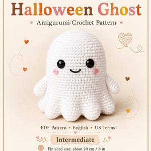 Puede incluir: Un patrón de ganchillo amigurumi de fantasma blanco con ojos de seguridad negros y mejillas rosadas. El texto dice: Ever New Pattern, Halloween Ghost, Amigurumi Crochet Pattern, PDF Pattern, English, US Terms, Intermediate, tamaño: 20 cm.