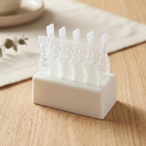 使い捨て点眼薬バイアル（防腐剤不使用点眼薬）用 3D プリントホルダー