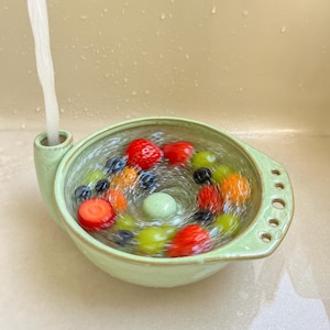 Bol de cerámica verde vintage para lavar bayas, colador para enjuagar frutas hecho a mano con entrada de agua, regalo de cocina único