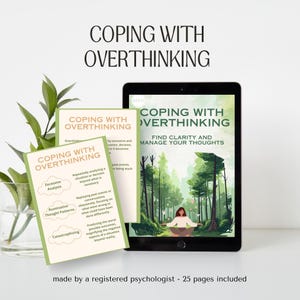 Könnte beinhalten: Ein Bild mit einem Tablet und zwei Karten mit dem Titel "Coping with Overthinking". Das Tablet zeigt eine Waldszene mit einer meditierenden Person. Die Karten listen Arten des Überdenkens auf. Grüne Blätter und eine Glasvase sind im Hintergrund.