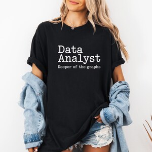 データ分析おもしろTシャツ、ユニセックスブラックTシャツ、キーパーオブザグラフ、ヴィンテージコンフォートカラーTシャツ