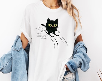Camiseta vintage de gato, divertida camiseta de esquí, "En una pendiente resbaladiza", unisex, blanca, colores cómodos.
