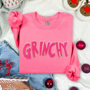Sudadera navideña de chenilla rosa Grinchy: jersey navideño con parche de chenilla Safety Pink