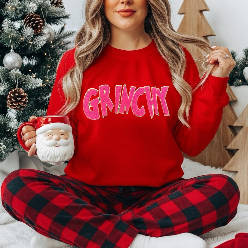 Sudadera navideña de chenilla rosa Grinchy: jersey navideño con parche de chenilla Red W/Pink