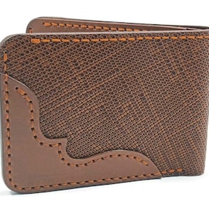 Cartera de cuero con textura de lira hecha a mano. La cartera tiene un diseño de estilo real en las esquinas con costuras de diferentes colores.