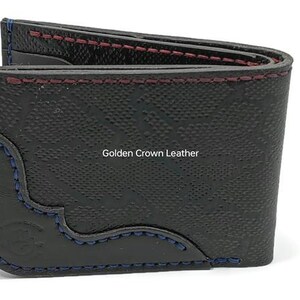 Cartera de cuero con textura SNEAK de capas factibles hecha a mano. La cartera tiene un diseño de estilo real en las esquinas con costuras de diferentes colores.