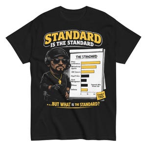 Può includere: T-shirt nero con una grafica di un uomo con occhiali da sole e cuffie, accanto a un grafico intitolato "The Standard". Il testo sulla maglietta recita "STANDARD IS THE STANDARD...BUT WHAT IS THE STANDARD?"