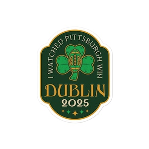 Pode incluir: Um autocolante com um design de trevo e futebol verde, com o texto "I WATCHED PITTSBURGH WIN DUBLIN 2025". O autocolante tem um esquema de cores verde escuro e dourado com uma borda branca.