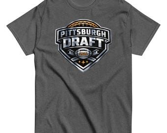 Pittsburgh Draft 2026: Gebürstetes Metall-Abzeichen-T-Shirt