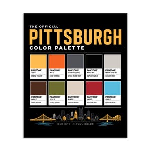 Peut inclure: Une affiche noire intitulée THE OFFICIAL PITTSBURGH COLOR PALETTE présentant dix échantillons de couleurs Pantone avec des noms comme Bridge Yellow et Ketchup Red. Sous les échantillons se trouve un dessin au trait jaune de la ville.
