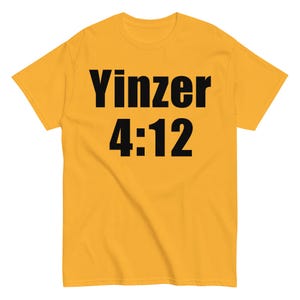 Peut inclure: T-shirt jaune moutarde avec l'inscription "Yinzer 4:12" imprimée en grosses lettres noires. Le t-shirt est en matière souple, à manches courtes et col rond.
