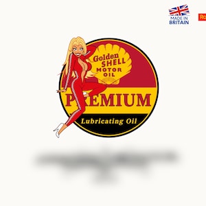 Puede incluir: Un letrero redondo de metal de estilo vintage con un esquema de color rojo, amarillo y negro. Presenta a una mujer de dibujos animados con un traje de carreras rojo y el texto "Golden Shell Motor Oil Premium Lubricating Oil".