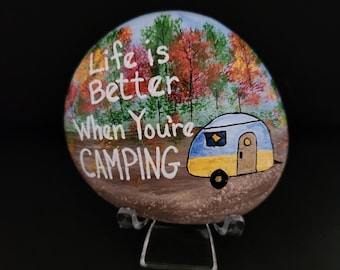 La vie est meilleure pour le camping, la roche peinte